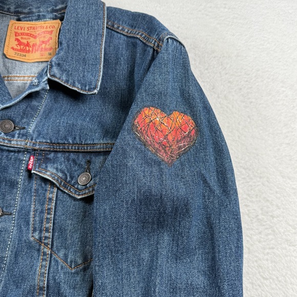 Levi "Heart On My Sleeve" Trucker Jacket Mens Medium Blue Denim Cotton - Picture 2 of 8